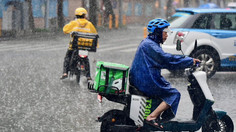 深圳暴雨預(yù)警生效！廣東多地發(fā)布暴雨紅色預(yù)警！部分列車停運