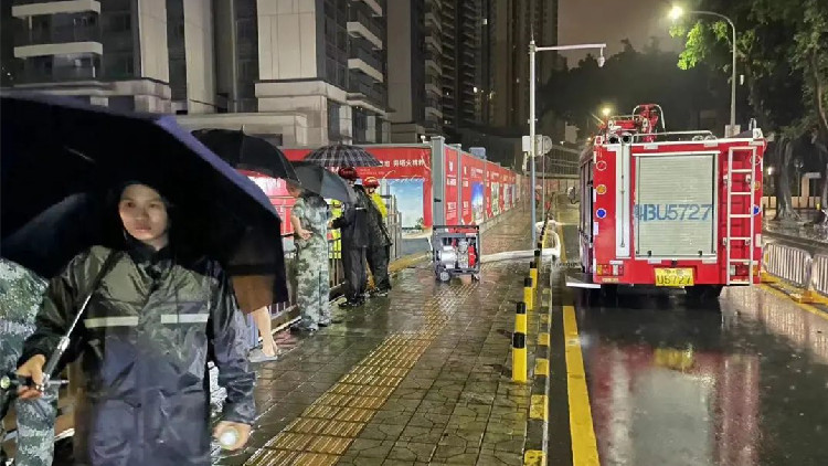 深圳暴雨紅色預(yù)警信號(hào)仍在生效中！建議市民群眾減少不必要外出