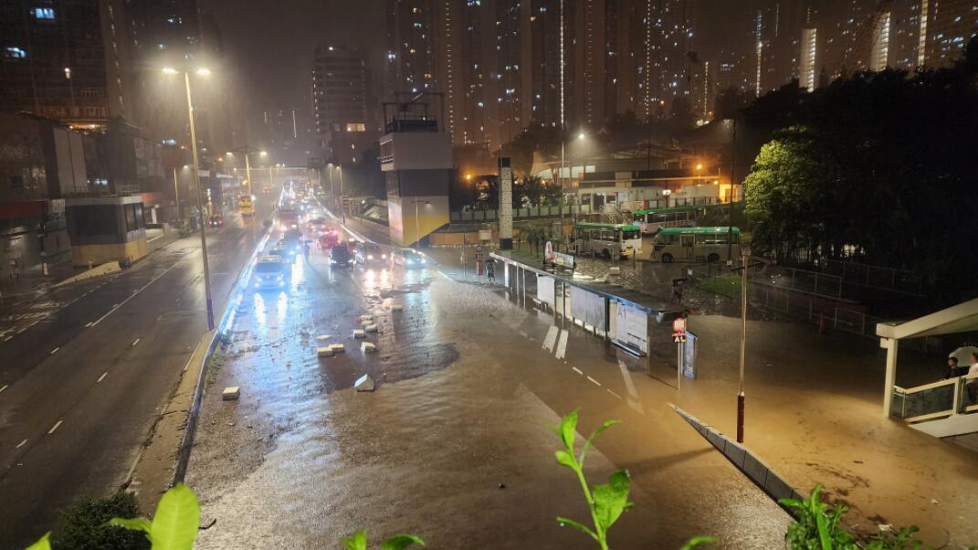 黑雨襲港｜運(yùn)輸署：全港多條道路封閉包括海底隧道管道快線