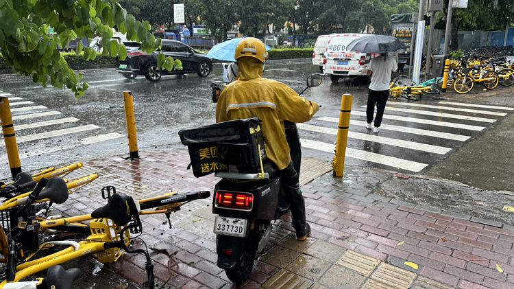 有片丨致敬風(fēng)雨中的平凡身影