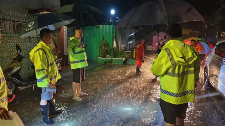 暴雨夜致敬守城人 深圳網(wǎng)格員迅速響應(yīng)