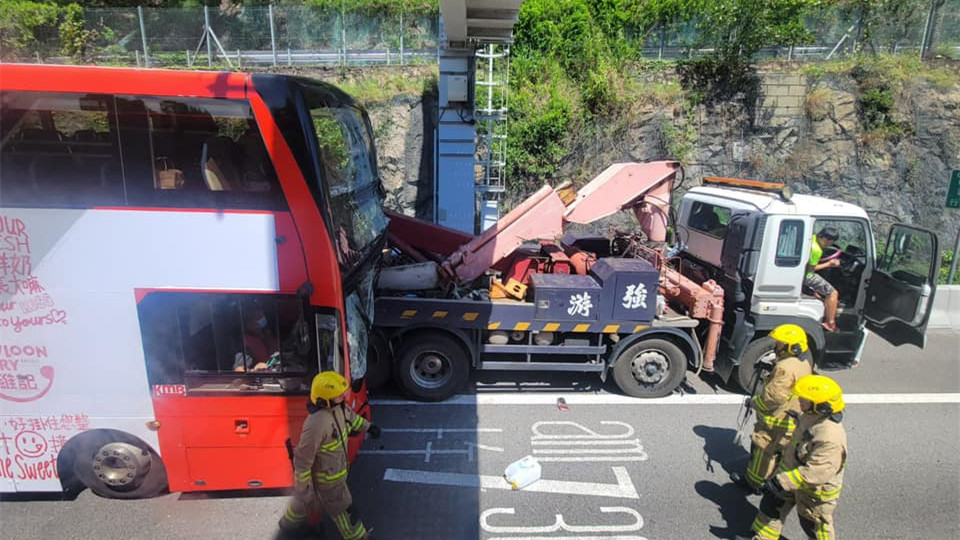 突發(fā)！屯門公路九巴撼吊臂車尾 約30名乘客受傷