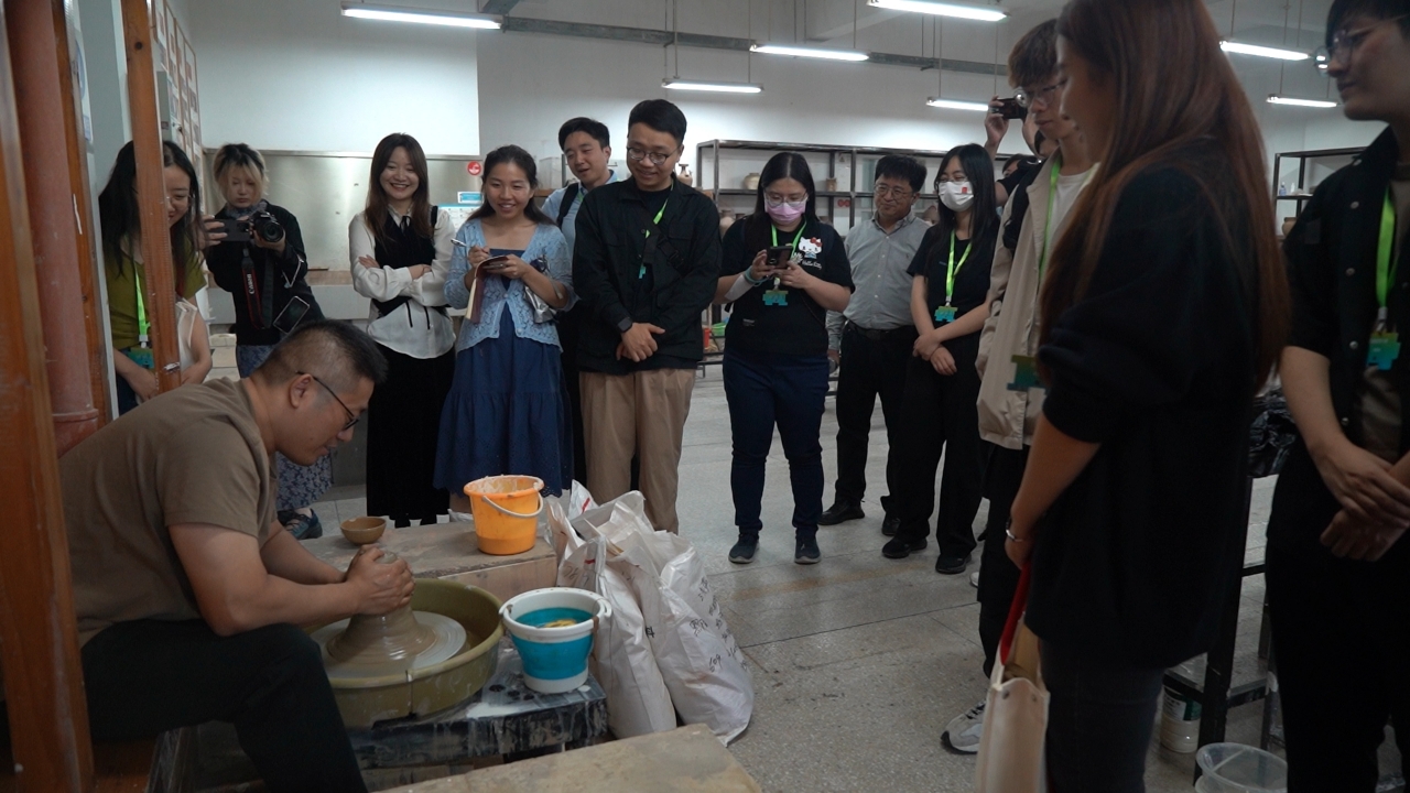 香港高校學(xué)子走進(jìn)蘇州工藝美院 體驗(yàn)制陶魅力