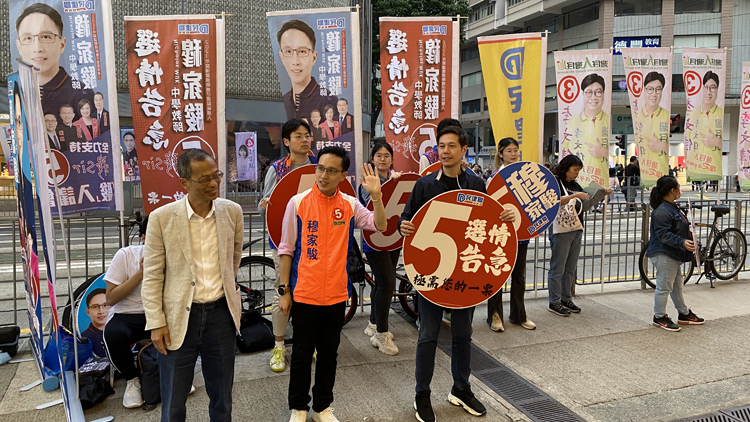 區(qū)議會(huì)選舉｜【圖片新聞】民建聯(lián)候選人穆家駿衝刺拉票 前立法會(huì)主席曾鈺成撐場(chǎng)