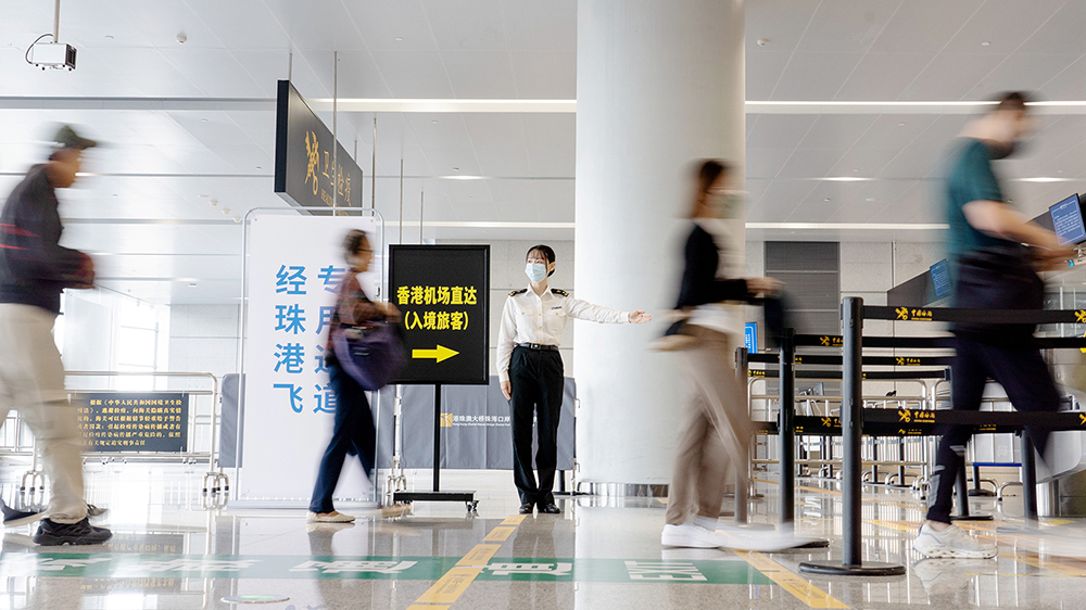 港珠澳大橋海關(guān)驗(yàn)放首批「經(jīng)珠港飛」旅客