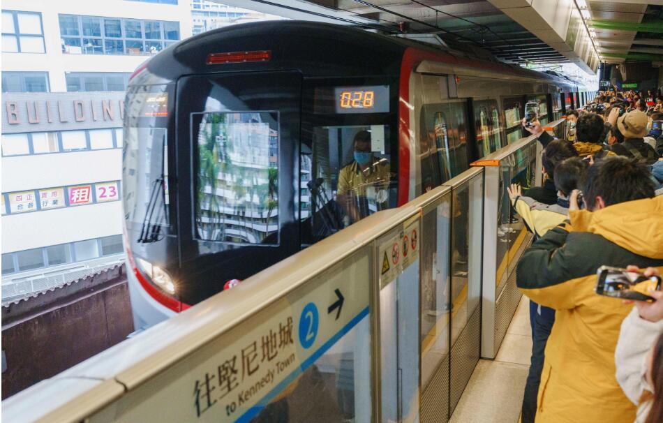 港鐵市區(qū)線新列車投入服務 逾百鐵路迷乘搭嚐新