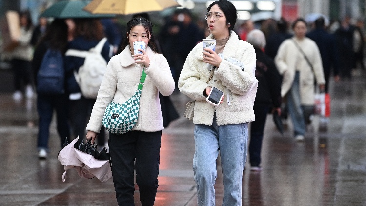 降雨降溫！廣東今明兩日雨水「控場(chǎng)」 珠三角等地局部或?qū)⒋笥陜A盆