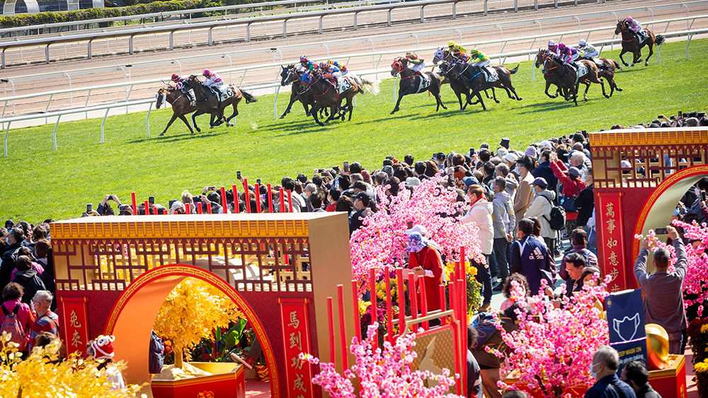 初三「農(nóng)曆新年賽馬日」節(jié)目精彩 入場(chǎng)獲贈(zèng)「招財(cái)筆」 抽獎(jiǎng)贏(yíng)包金擺件