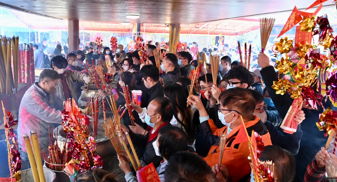 求籤參拜 年初二香港車(chē)公廟人潮湧湧