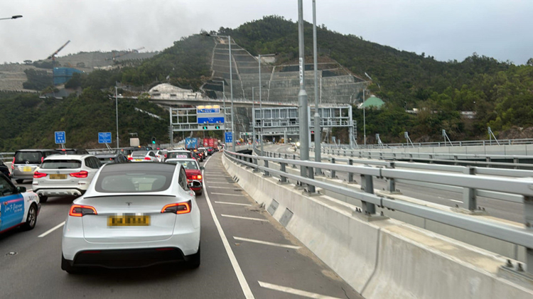 將藍(lán)隧道有私家車起火  往茶果嶺方向管道全線封閉