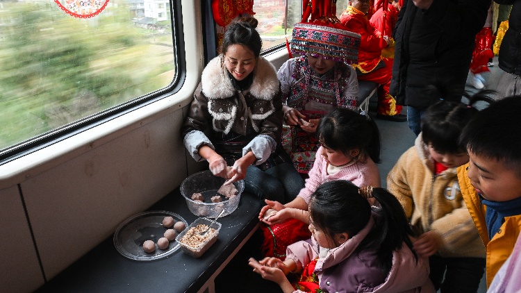 中國鐵路迎來元宵節(jié)探親客流小高峰