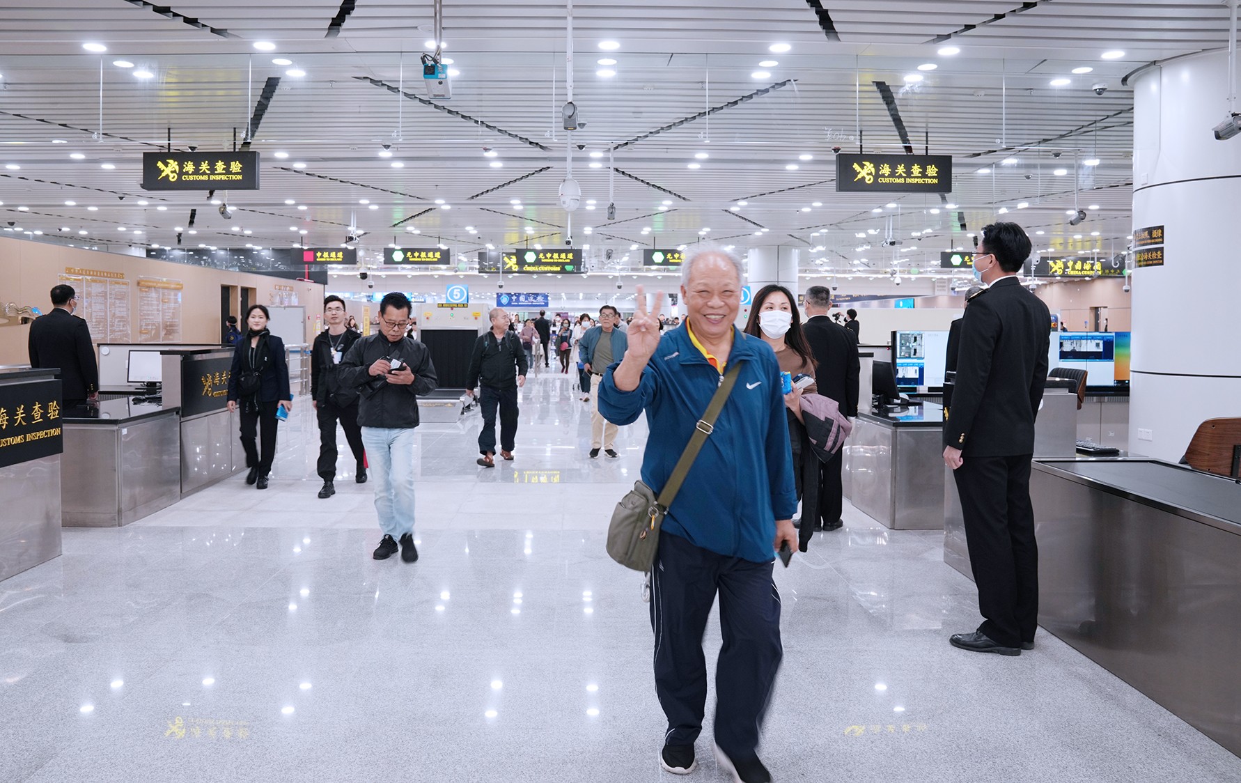 拱北海關(guān)打造智慧旅檢「無感通關(guān)」新體驗  拱北口岸主聯(lián)檢樓出入境大廳全新亮相迎客