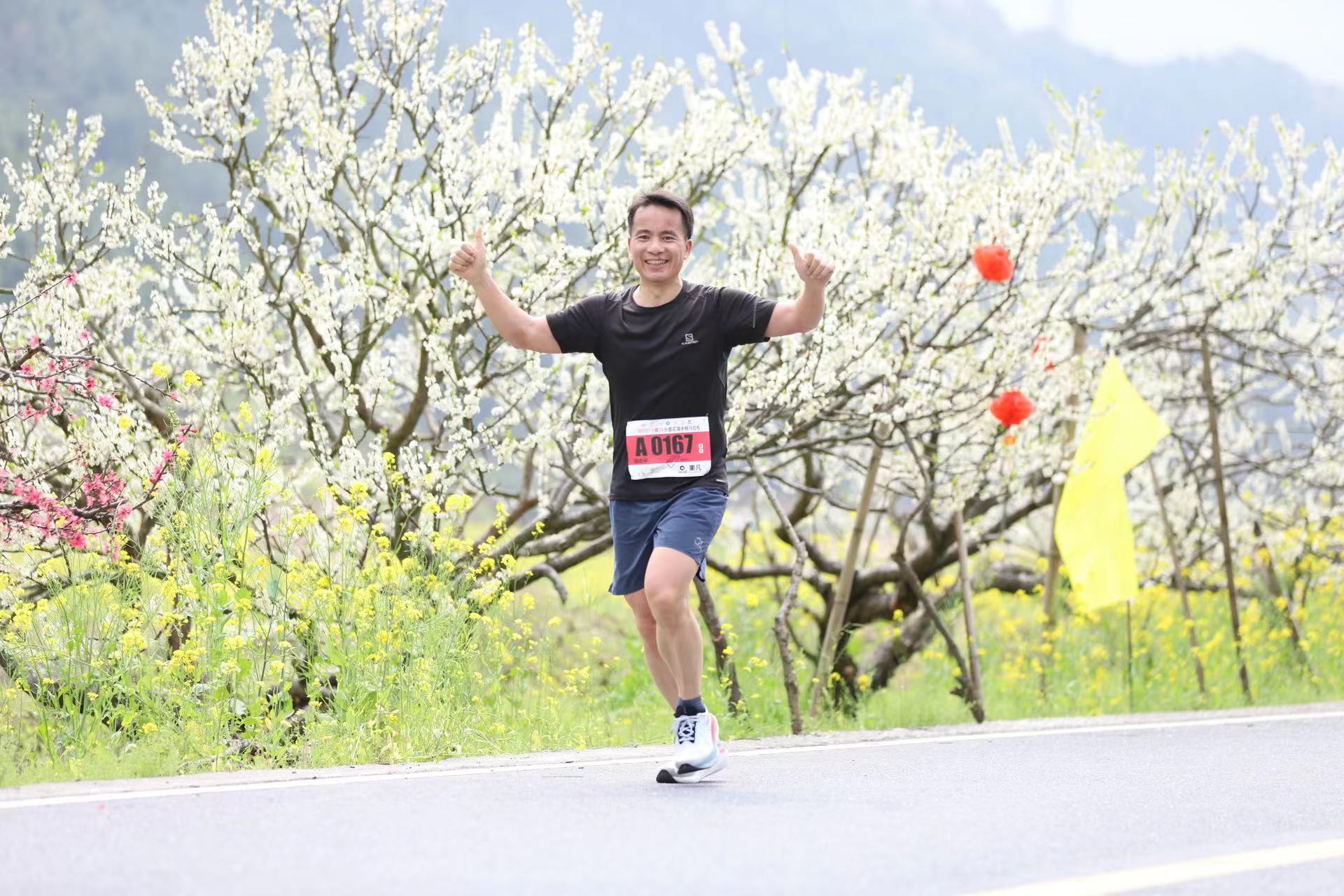  廣東樂(lè)昌花海半馬開(kāi)賽 千餘選手奔赴爛漫春光