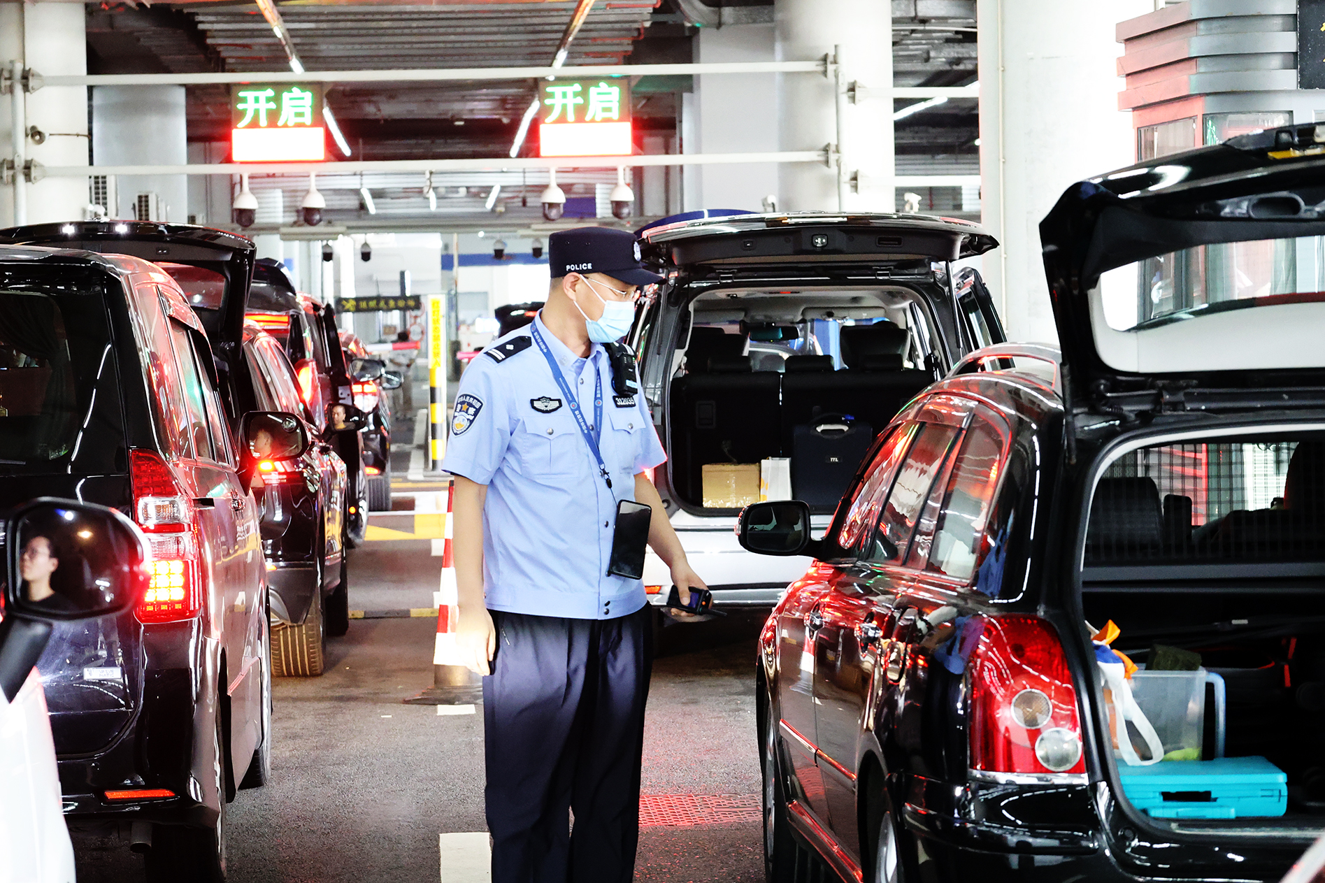 超100萬人次！港珠澳大橋「人車兩旺」，港人自駕「北上」成主流