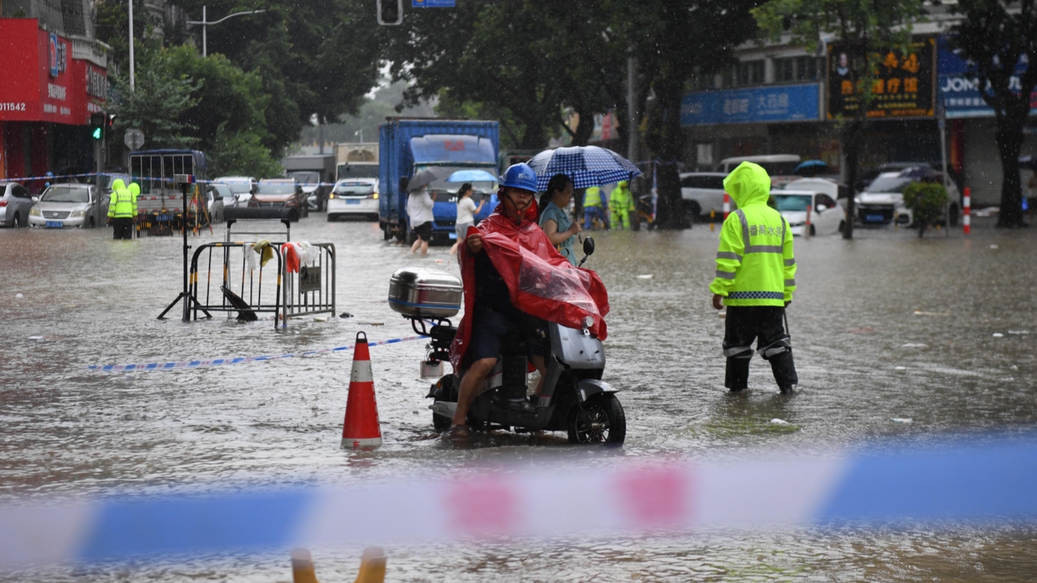 黃坤明主持召開(kāi)視頻會(huì)議指揮調(diào)度強(qiáng)降雨防禦工作 全力以赴抓好暴雨防範(fàn)?wèi)?yīng)對(duì)和搶險(xiǎn)救援各項(xiàng)措施落實(shí) 堅(jiān)決守護(hù)人民群眾生命財(cái)產(chǎn)安全 努力把災(zāi)害損失降到最低