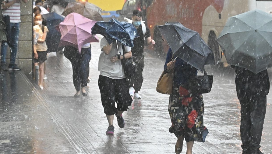 天文臺料猛烈陣風(fēng)吹襲香港 西貢區(qū)雨勢特別大或現(xiàn)嚴(yán)重水浸