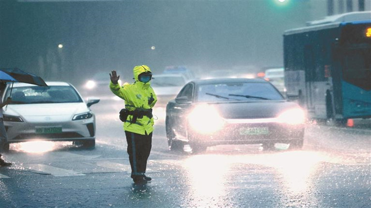 沒帶傘怎麼辦？有「小紅傘」 深圳地鐵雨傘外借服務(wù)太貼心了