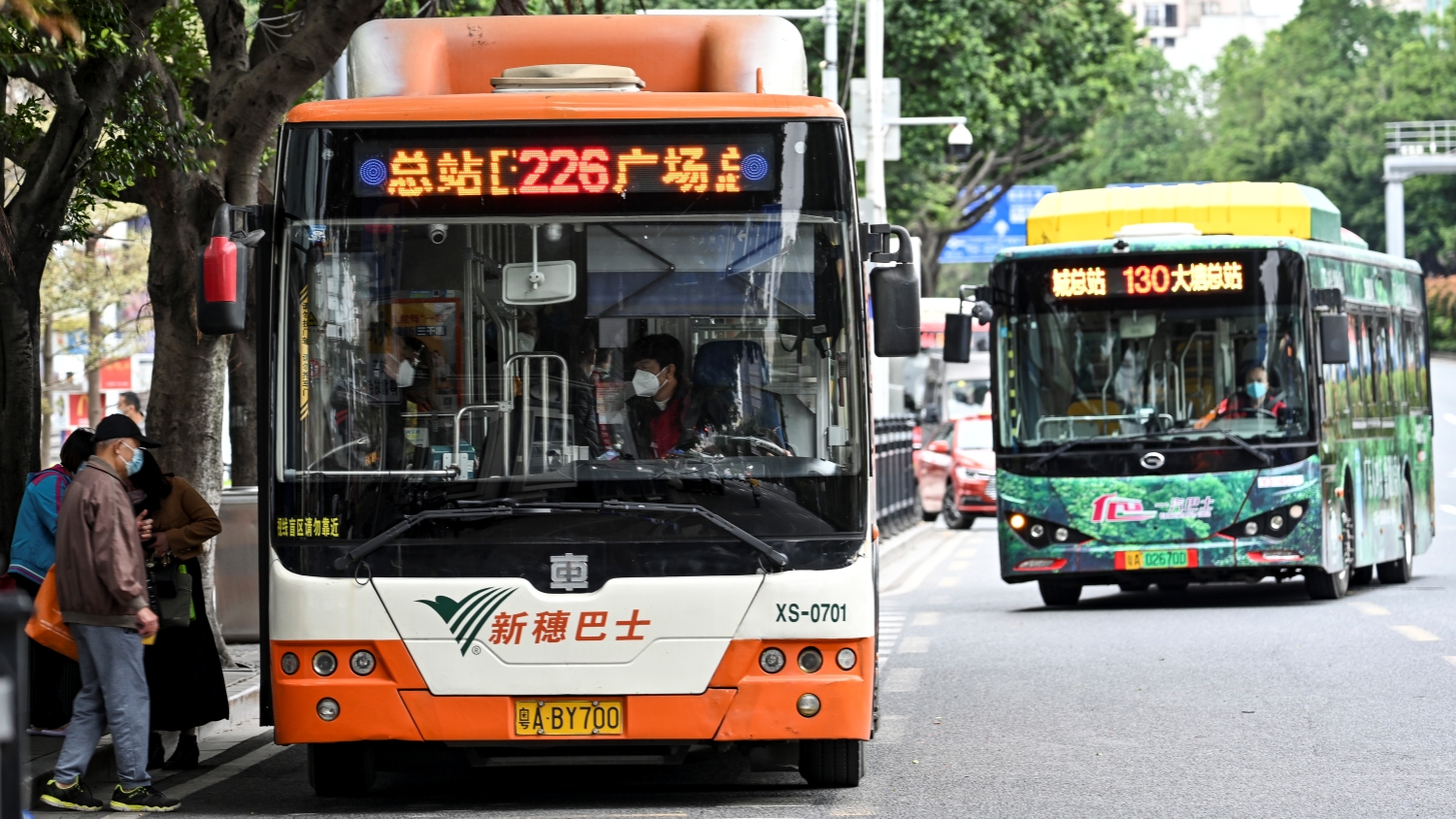 車(chē)內(nèi)使用電子設(shè)備時(shí)不得外放聲音 《廣州市公共汽車(chē)電車(chē)乘車(chē)守則》徵求意見(jiàn)