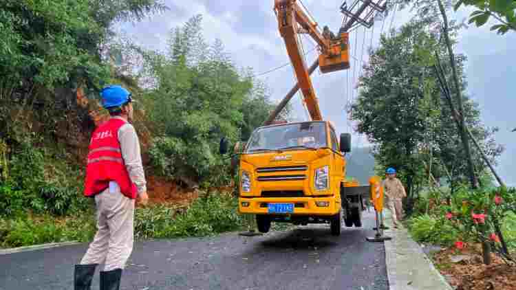 強降雨致福建多地受災 當?shù)鼐o急轉移群眾近2.7萬人