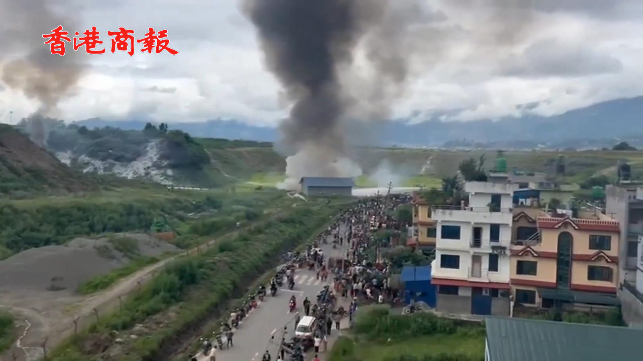 有片丨突發(fā)！尼泊爾媒體：一架載有19人的飛機(jī)在加德滿都特里布萬機(jī)場墜毀