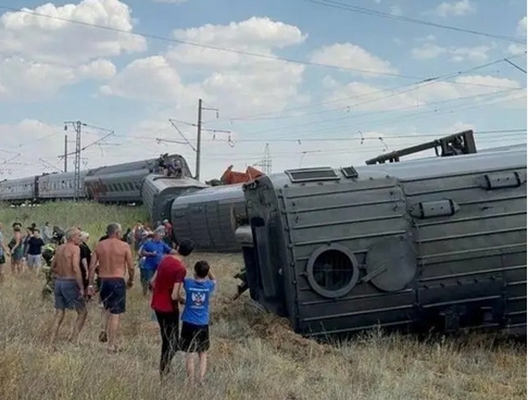 一客運(yùn)列車與卡車相撞後脫軌　百餘人受傷 