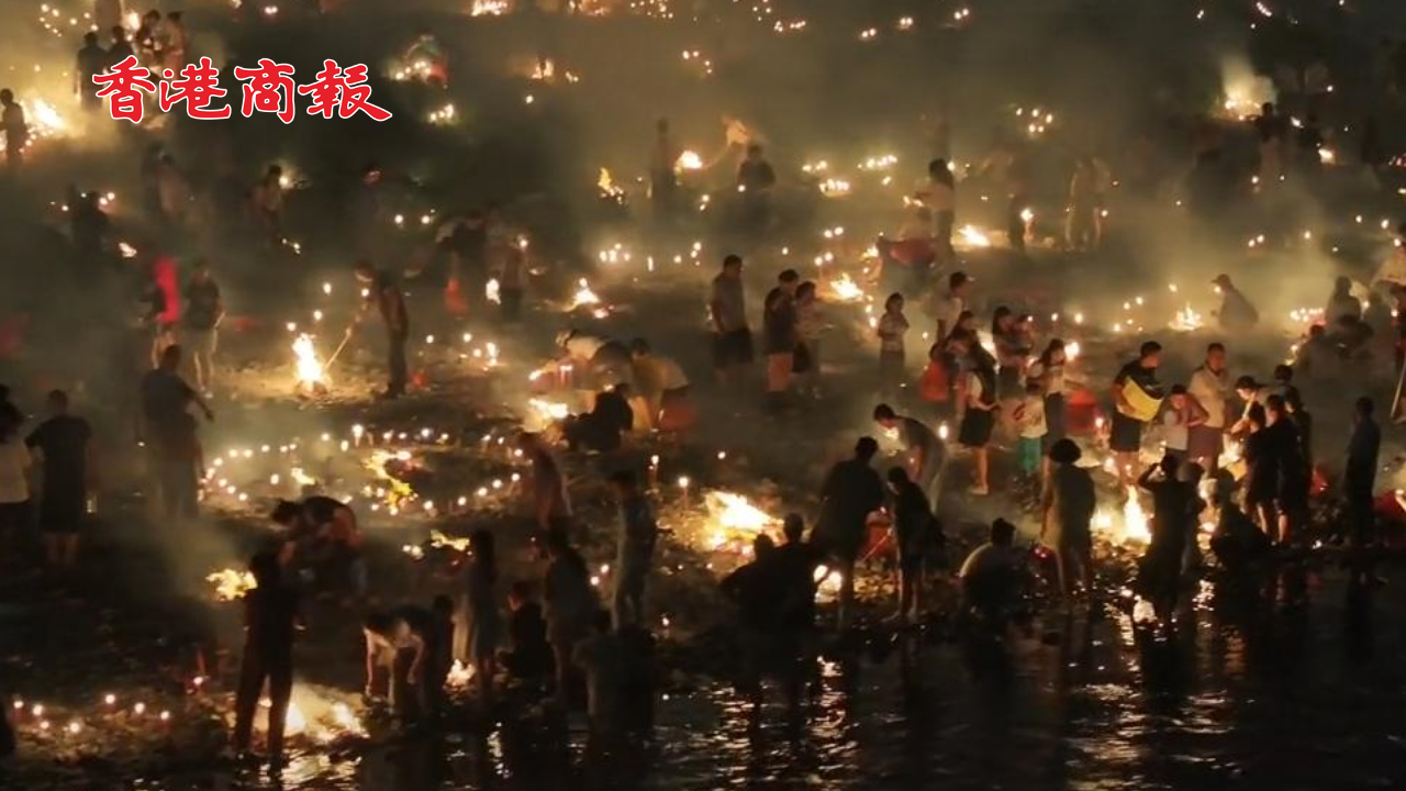 有片丨貴州中元節(jié)震撼場(chǎng)面 民眾在指定區(qū)域燒紙祭親人 地上燃起「一片星空」