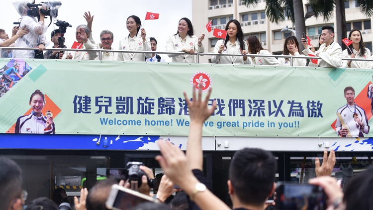 有片｜巴黎奧運(yùn)香港代表團(tuán)巴士巡遊  現(xiàn)場(chǎng)歡呼聲不斷