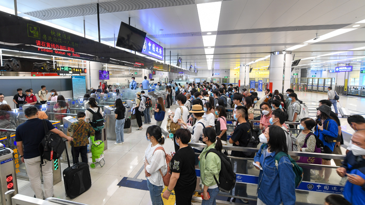 「打卡深圳」走紅國(guó)外社交媒體 今年以來(lái)深圳各口岸外國(guó)人出入境人次翻番