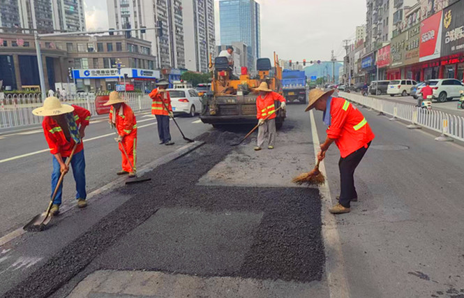 守護(hù)公眾美好出行   皖歙縣「公路橙」鏖戰(zhàn)「秋老虎」