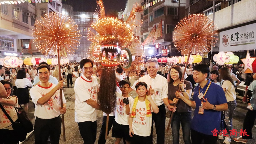 多圖｜大坑舞火龍一連3晚舉行 少年團(tuán)舞動LED小火龍助慶