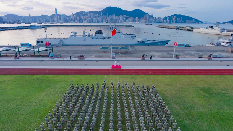 有片丨國慶75周年 解放軍駐港部隊舉行升國旗儀式