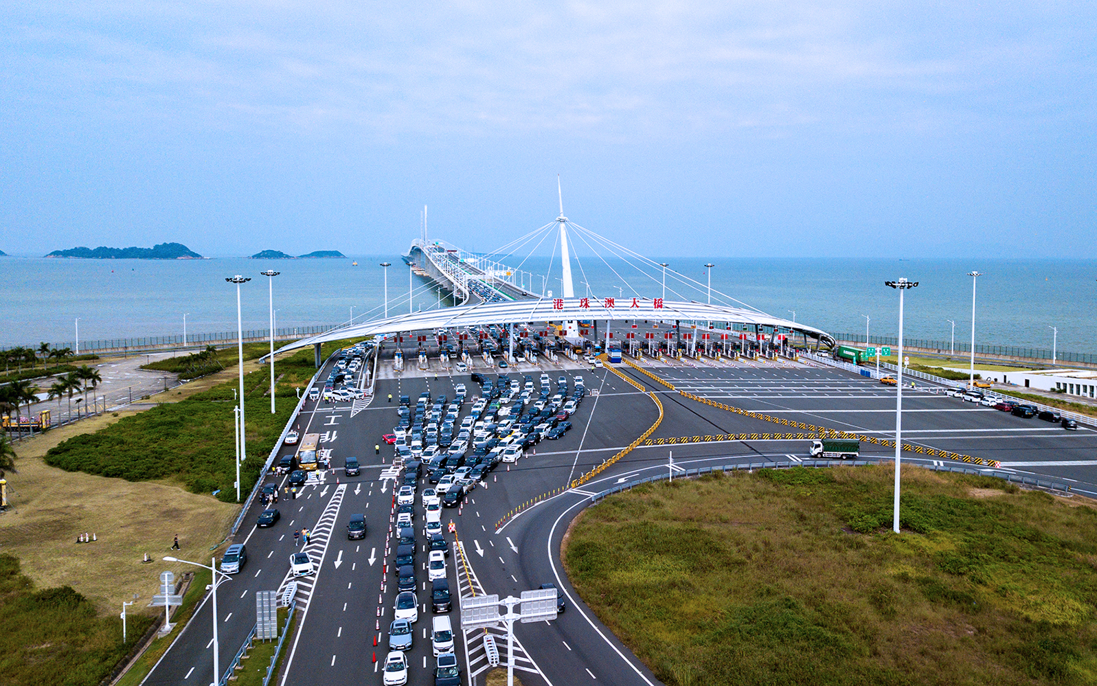 港珠澳大橋珠海公路口岸重陽(yáng)節(jié)迎車(chē)輛出境高峰