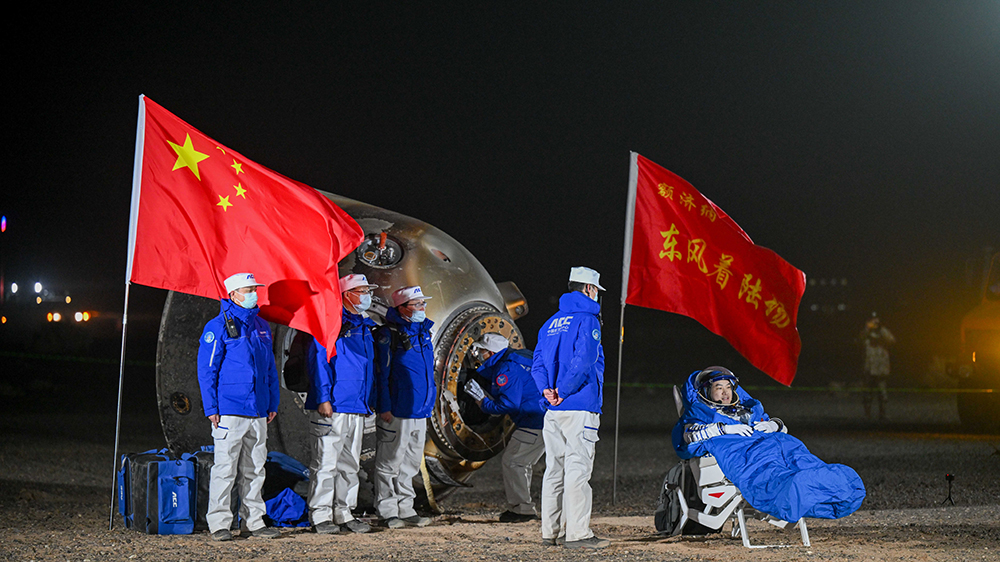 陳勇祝賀神舟十八號(hào)航天員凱旋