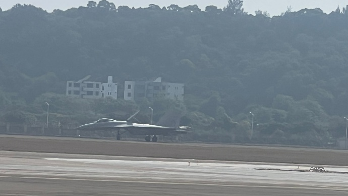 中國(guó)海軍重型艦載戰(zhàn)鬥機(jī)殲-15T落地珠海