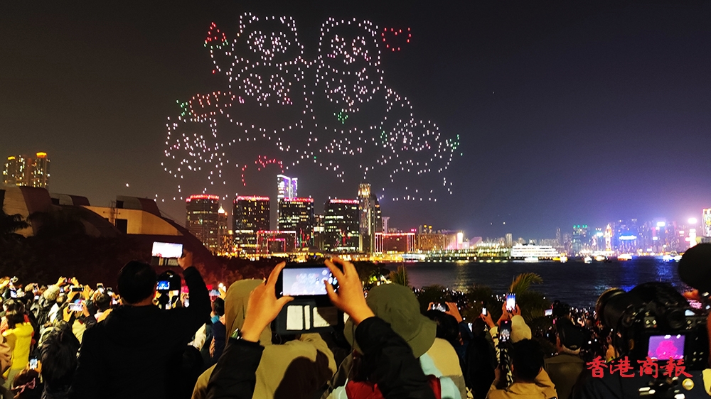 有片｜本港首次煙火無人機(jī)匯演西九夜空上演