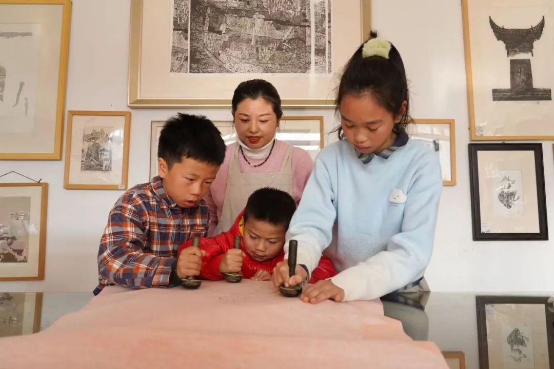 巧手製版畫創(chuàng)意迎新年 非遺之光增色屯溪河街