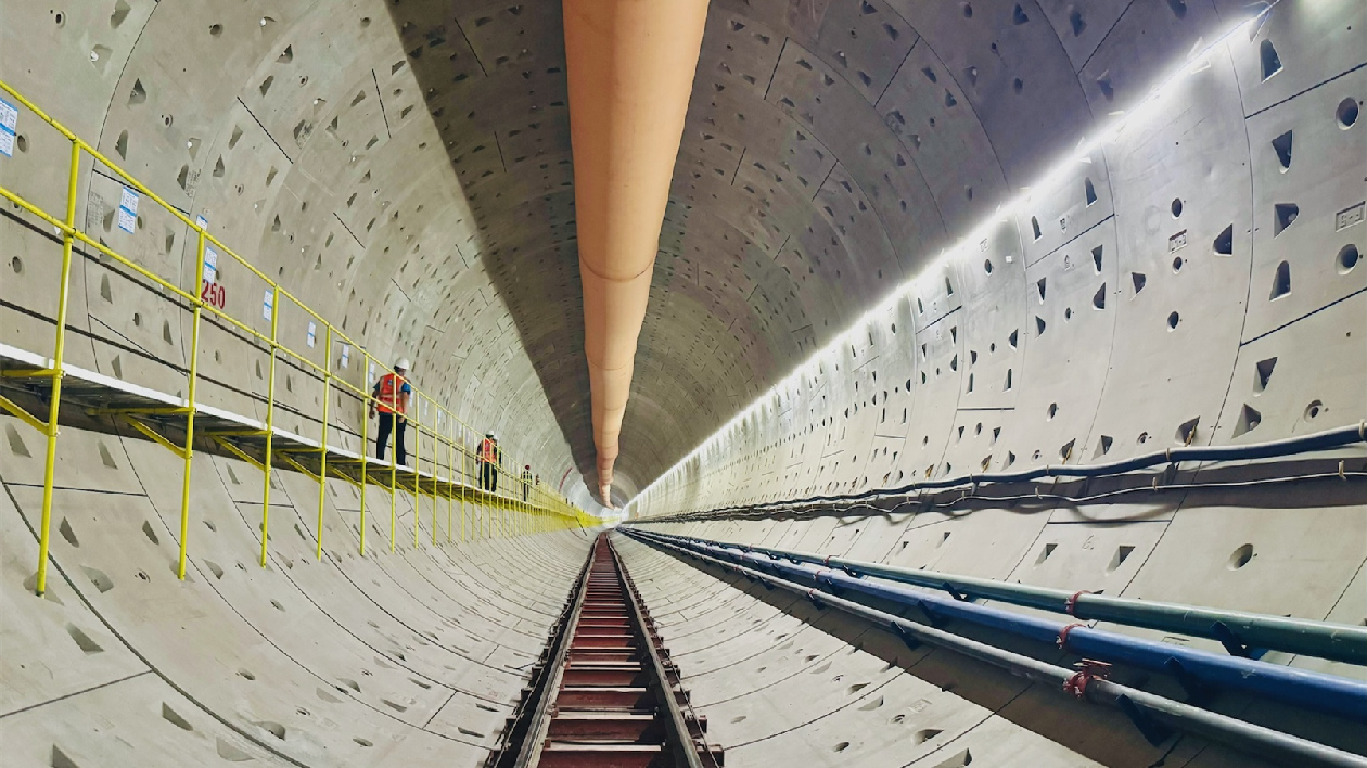 廣州芳白城際鐵路首條土壓盾構(gòu)施工隧道貫通