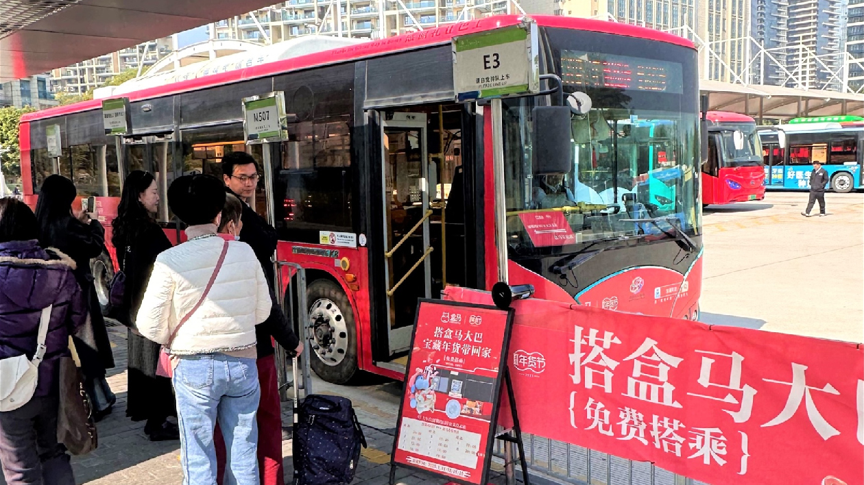 港人「買年貨」高峰來了 盒馬開設(shè)三條巴士線路免費接港人「買買買」