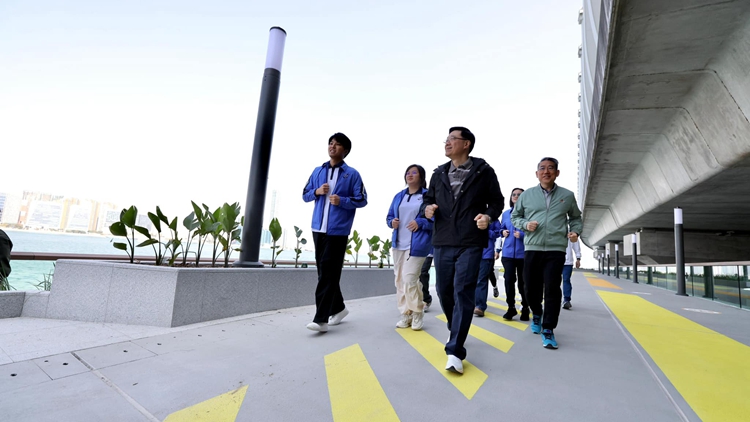 有片｜李家超視察北角東岸板道 與市民一起踩單車、跑步聊天