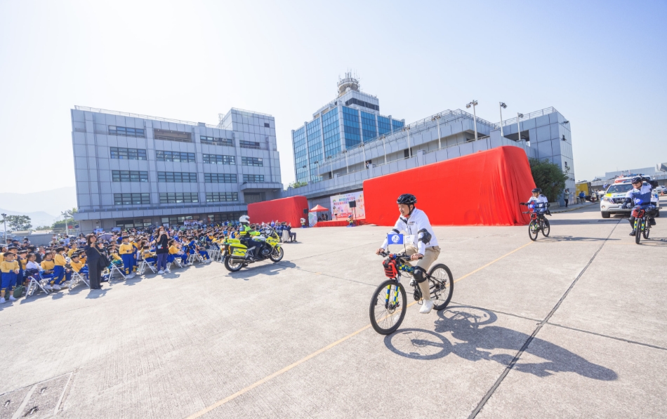 警方聯(lián)同九巴等舉行「道路安全日?巴士車身廣告設(shè)計(jì)比賽」 籲市民關(guān)注道路安全