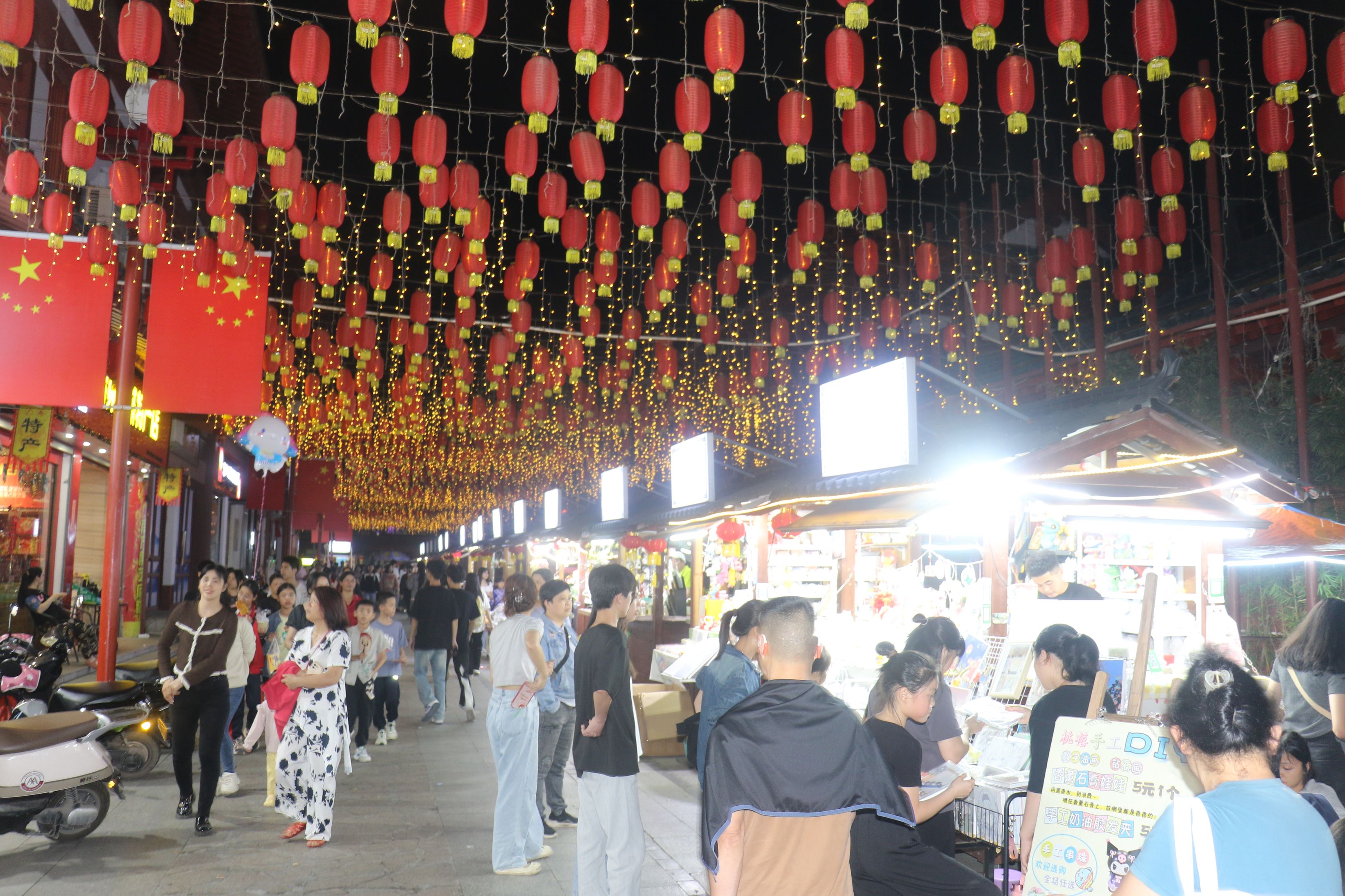 2.容縣街區(qū)遊人如織（秦崇廣 攝）.JPG