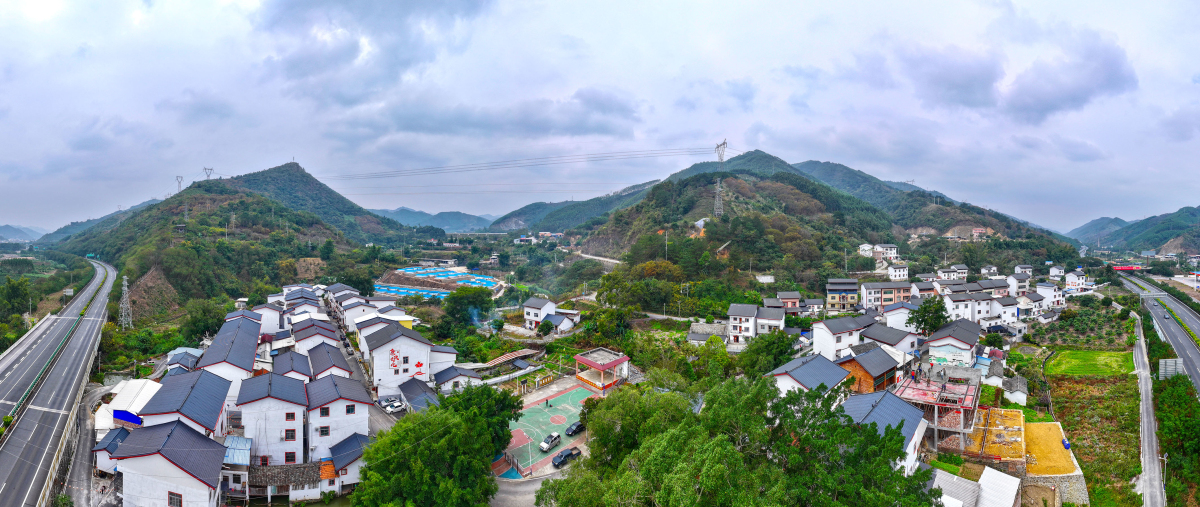 1、田林縣潞城瑤族鄉(xiāng)營盤村（喻湘泉 攝）.jpg