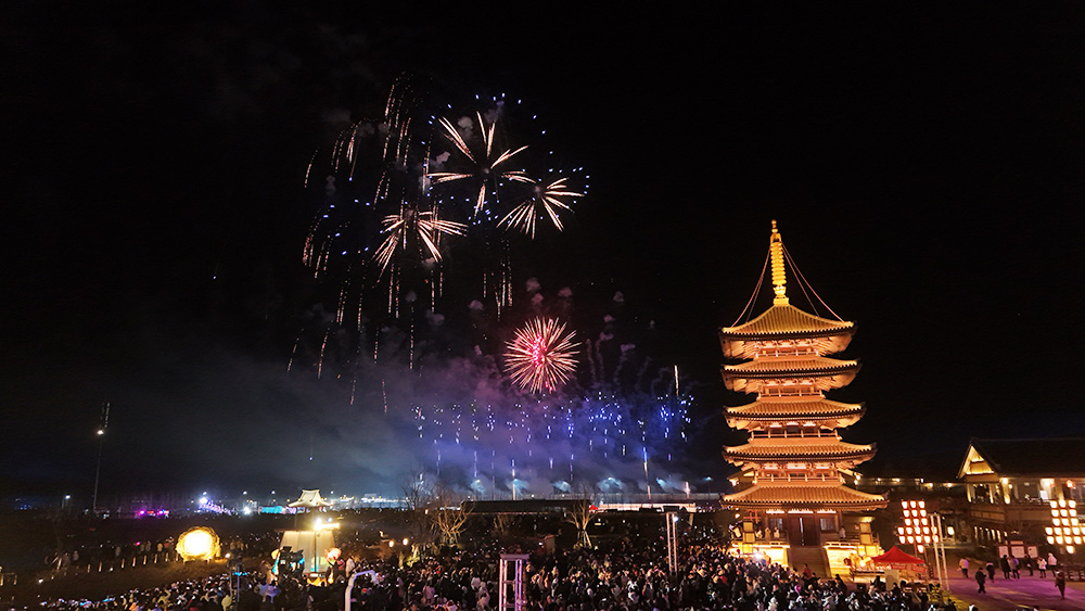 圖3：跨年煙花在啟東江海瀾灣旅遊度假區(qū)啟唐城九州廣場(chǎng)上空綻放。（趙振華攝）。.jpg