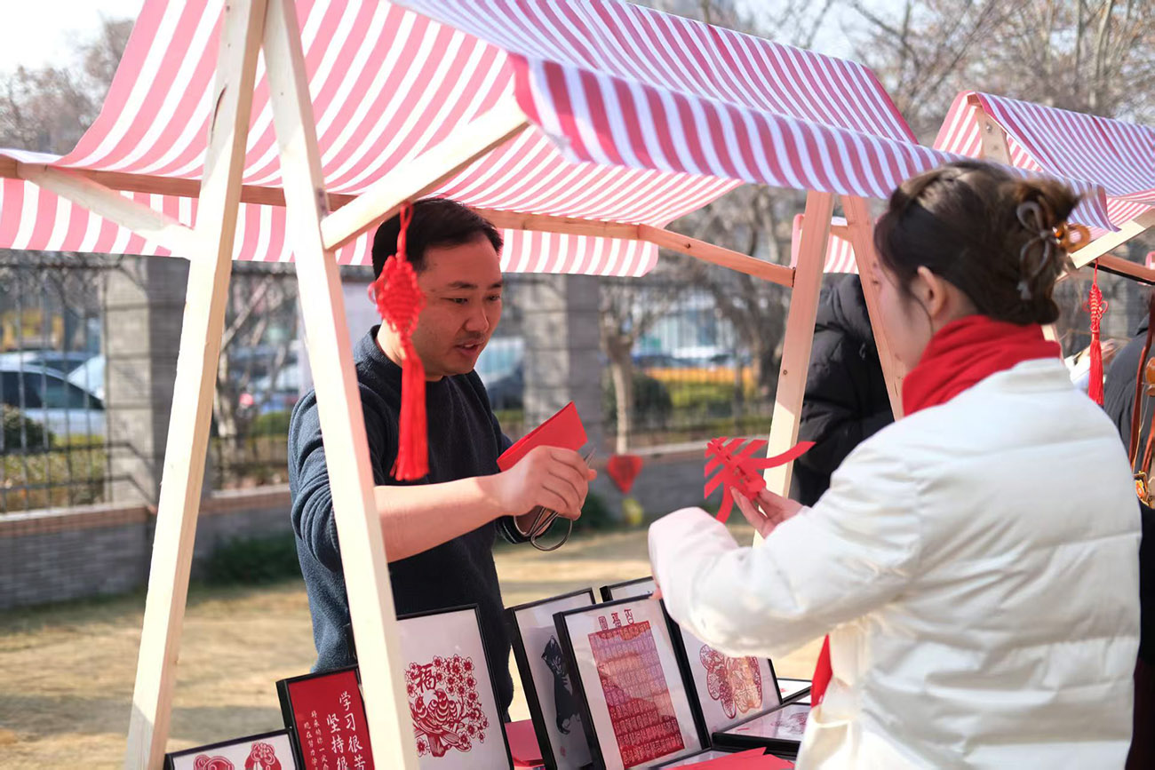 圖1：遊客體驗非遺剪紙。.jpg